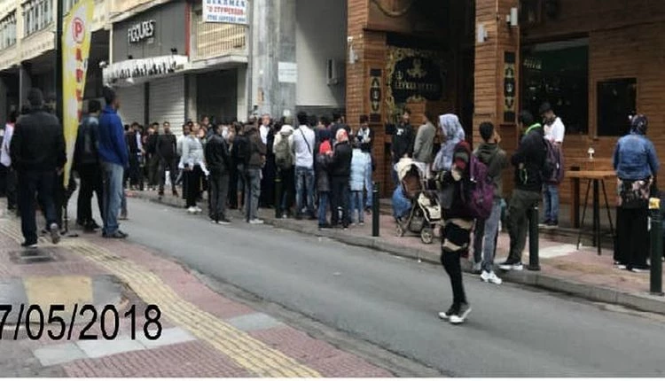 Τραγικές εικόνες στον Πειραιά: Τεράστια εστία μόλυνσης το Κέντρο Καταγραφής Αιτούντων Άσυλο (εικόνες)